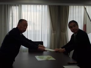 写真：平野復興大臣に要望書を手渡す山田町長
