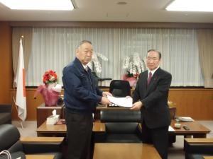 写真：松宮副大臣に要望書を手渡す山田町長