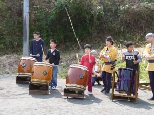 写真：太鼓の講習を受ける子どもたち