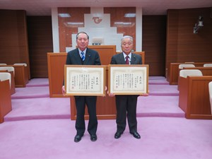 写真：広野町議会の鈴木紀昭議長および渡辺久長副議長の自治功労表彰記念撮影の様子
