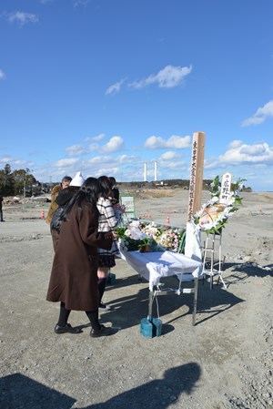 写真：東日本大震災犠牲者への献花の様子
