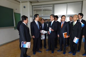 写真：山口公明党代表　ふたば未来学園高校を視察の様子