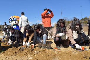 写真：祈念植樹