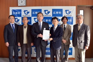 写真：遠藤町長と熊谷敦史委員長をはじめ5人の委員の方々