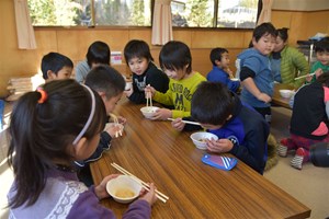 写真：子どもたちがもちを食べている様子