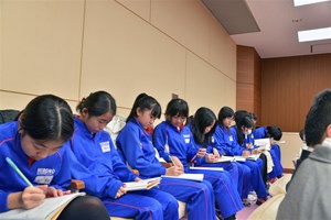 写真：広野小学校児童が町議会を傍聴の様子