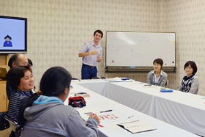 写真：初心者向け英会話教室で英会話体験の様子