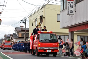 写真：「民報金ばれん」の受賞記念パレードの様子