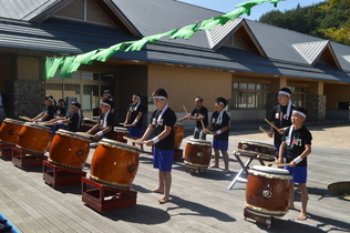 写真：太鼓演奏を披露