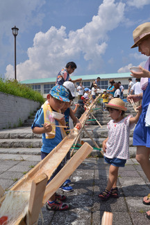 写真：流しそうめんを楽しむ参加者