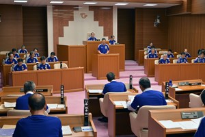 写真：6月議会定例会を議員、執行部ともユニフォーム姿で出席している様子