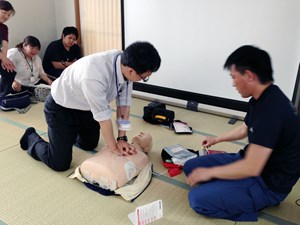 写真：下浅見川応急仮設住宅談話室で、救急救命法、AED使用法の講習を行っている様子