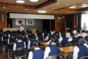 写真：千葉県八千代市立村上東中学校の生徒が被災地を視察している様子