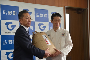 写真：遠藤智町長から西芳照さんに広野産米30kgを手渡す様子