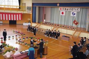 写真：広野小学校の修・卒業証書授与式の様子