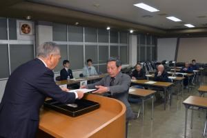 写真：土地改良区総代総選挙当選者に当選証書を付与している様子