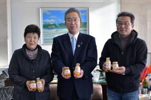 写真：遠藤町長と二ツ沼総合公園直売所組合の役員が広野町産みかんの加工品を持っている様子