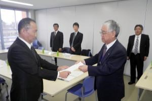 写真：浅野教育長から新たに選任された委員に委嘱状が手渡されている様子