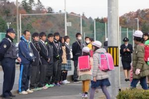 写真：ふたば未来学園高校のサッカー部員が「朝のあいさつ運動」を行っている様子