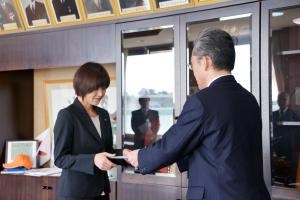 写真：遠藤町長が根本珠美さんに任命書を交付している様子