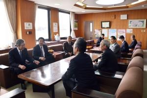 写真：竹下亘衆議院議員が遠藤町長、黒田町議会議長らと懇談している様子