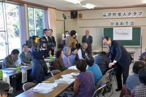 写真：内堀雅雄福島県知事が放射線相談会を視察している様子