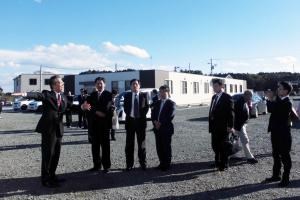 写真：中華人民共和国駐日本国大使館公使が広野駅東側地区開発事業予定地などを視察している様子