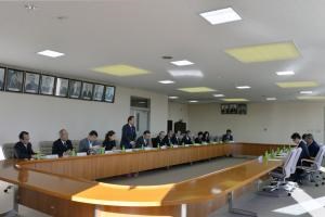 写真：茨城県美浦村議会総務常任委員会が見守りカメラについて行政視察している様子