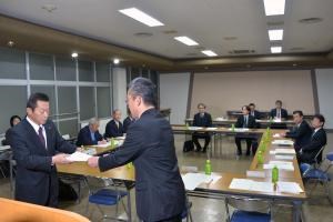 写真：遠藤町長が委員に委嘱状を交付している様子