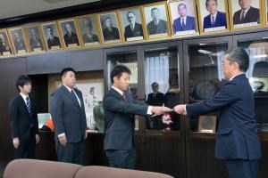 写真：遠藤町長が3人の新採用職員に辞令を交付している様子