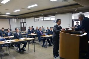 写真：広野町議会議員一般選挙当選者に当選証書を付与している様子