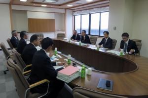 写真：原子力規制委員会の田中俊一委員長が遠藤町長と意見交換を行っている様子