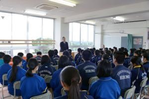 写真：町長が広野中学校生徒に講話している様子