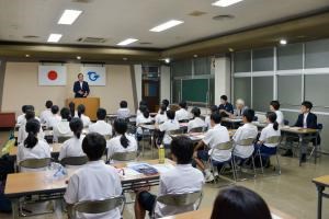 写真：ふるさとうらやす立志塾が遠藤町長から町の復興状況を学んでいる様子