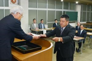 写真：遠藤健太郎選挙管理委員長から当選者に当選証書が手渡されている様子