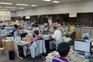 写真：町職員日本代表ユニホームを着用して執務している様子