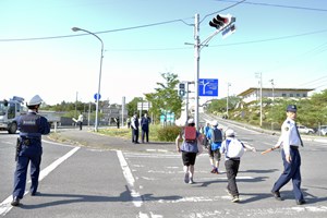 写真：春の全国交通安全運動街頭指導の様子