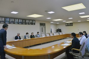 写真：第1回国民健康保険運営協議会開催の様子