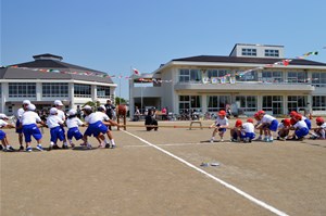 写真：震災後初めて校庭で運動会を開催している様子