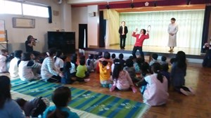 写真：コント集団が広野幼稚園の園児と交流している様子