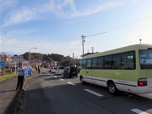 写真：新入学児童・園児の交通事故防止運動・街頭啓発の様子