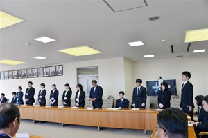 写真：小学校・中学校教職員合同着任式の様子