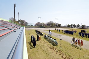 写真：改修した総合グラウンドで消防春季検閲を実施している様子