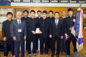 写真：全国高校選抜剣道大会出場の平工業高校剣道部を激励の様子