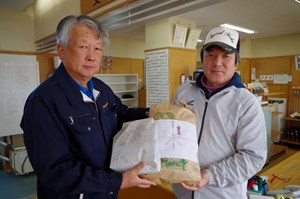 写真：二ツ沼パークゴルフ場来場者20万人目記念品が広野町振興公社の青木社長から山田さんに贈られている様子