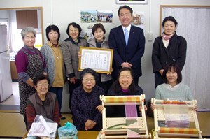 写真：遠藤町長からともに会代表の浦沢朱美さんに感謝状贈呈の様子