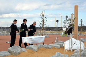 写真：東日本大震災追悼献花実施の様子