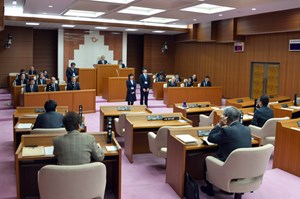 写真：11月1日付け新採用職員が議会で挨拶している様子