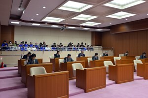 写真：広野小学校6年生が議会を傍聴している様子