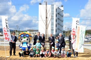 写真：広野駅東側開発地区に記念植樹を行っている様子